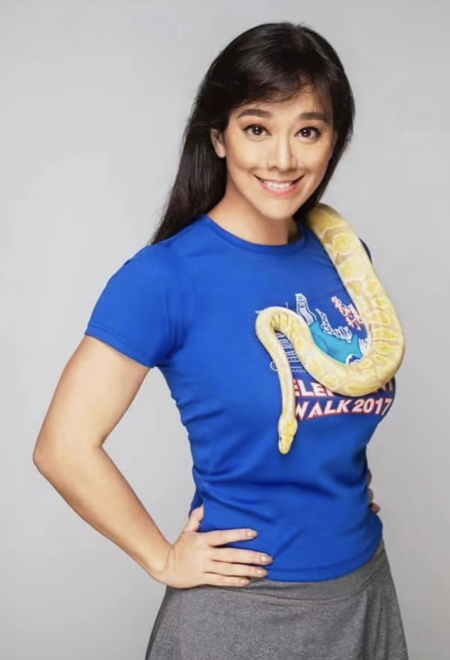 郭秀云邀友人做客豪宅,满屋动物令人流连忘返,鹦鹉随意飞很壮观