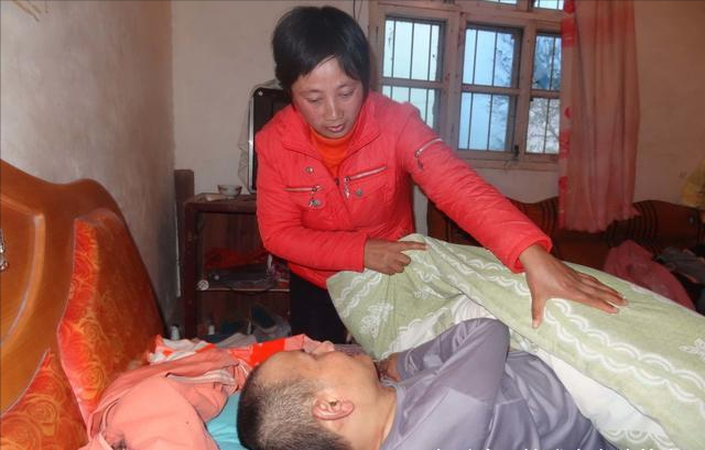 男子身患疾病妻女却残忍将其饿死在床妻女应该承担什么责任