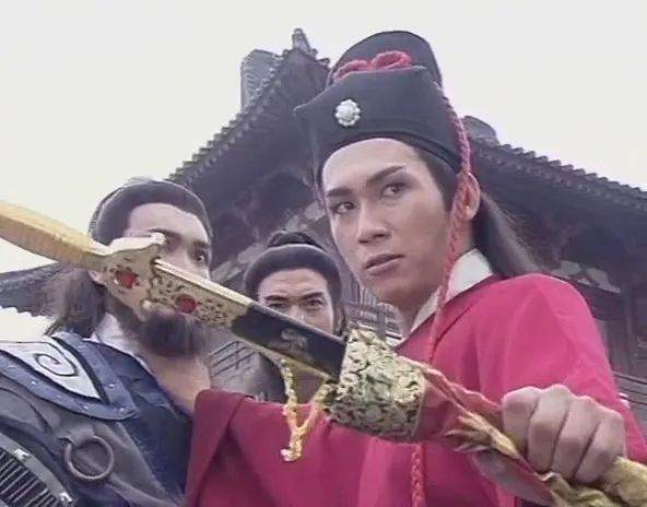 从扮相上看,甄志强版的展昭还是非常不错的,无论颜值还是演技都是中上