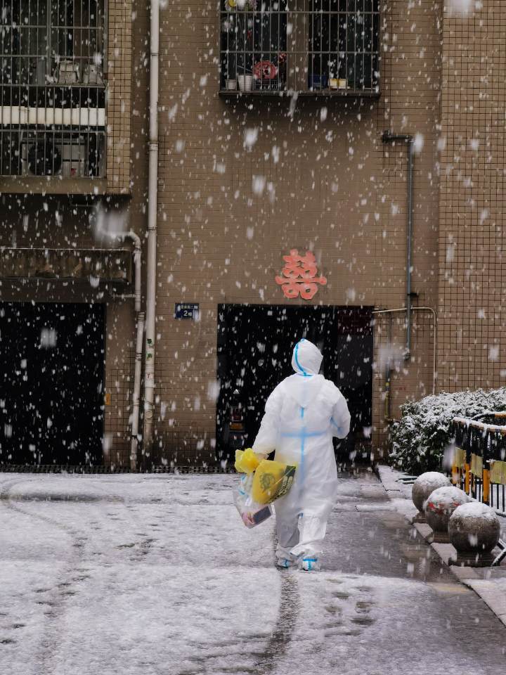健康小站最前线|大雪天上门采样,温暖的背影后留下一串执着的脚印
