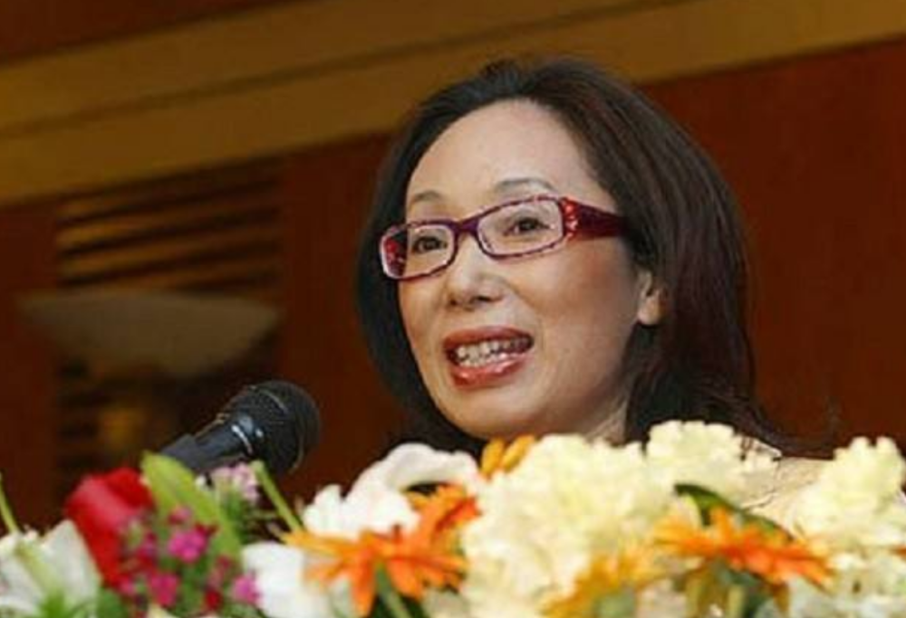 她辞去在《哈尔滨日报》的工作,借着一次偶然的机会,前往中国的广东.