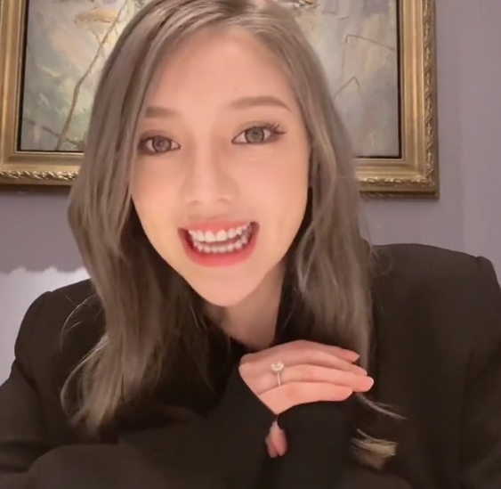 兜儿直播时关美颜黑眼圈重皮肤泛黄被嘲好像老人家