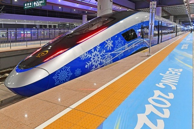 为北京冬奥会量身定制的"瑞雪迎春"智能型复兴号高速