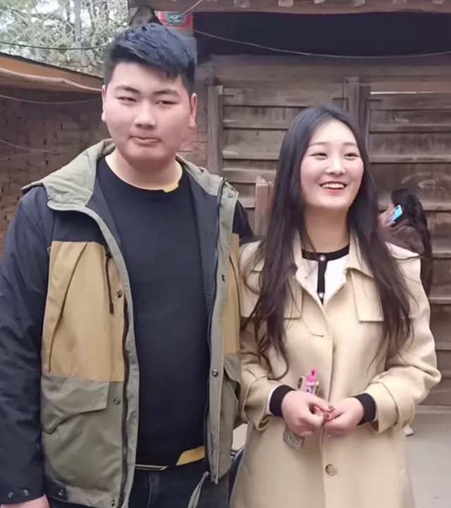 陈亚男过年失约大衣哥一家拜年之说被戳破