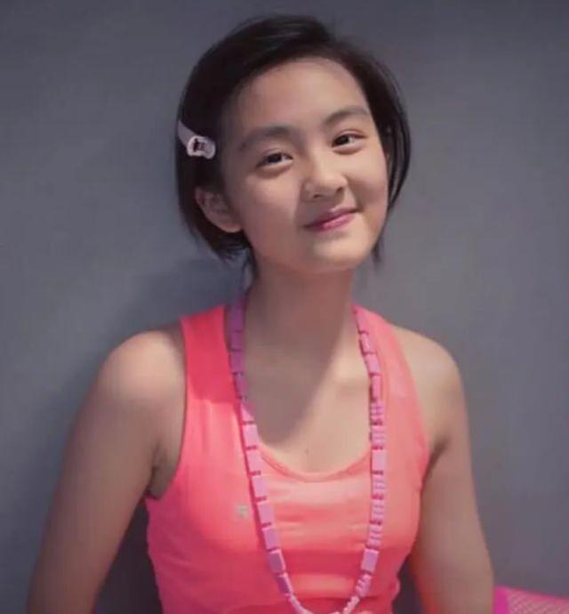 黄多多爱美实锤了!16岁生日爸妈晒女儿素颜,小姑娘晒自己化妆照插图7