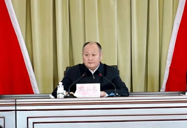 市人大常委会副主任,区委书记邓小冬出席会议并讲话.