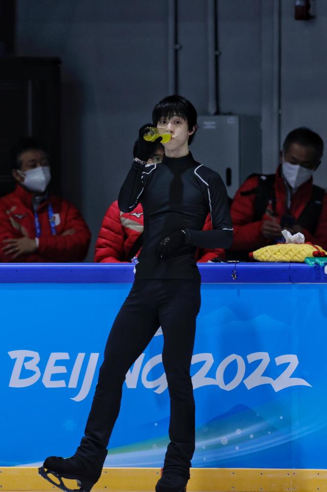 羽生結弦首次亮相首體備戰!身著黑色緊身衣開始訓練_騰訊新聞