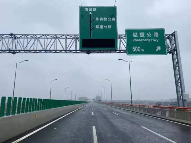 地面辅道为崧泽大道改建工程,工程范围从蟠龙路至漕盈路,采用城市主干