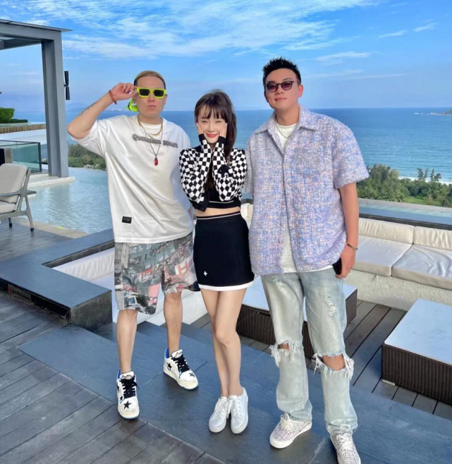 李小璐与网红左岸潇三亚聚会单独与两帅哥开心合照笑容娇媚