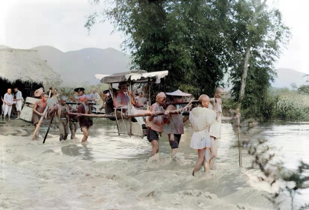 河水湍急,需要七个人才能将他抬过去,这些轿夫的头上已经没有了阴阳头