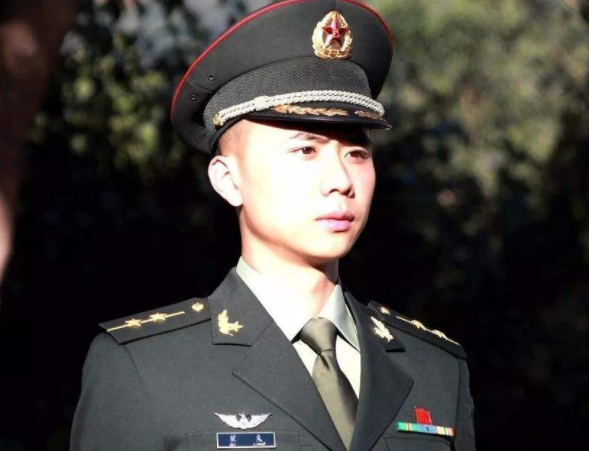 隨著大學生就業形勢愈發嚴峻,選擇軍校的學生也在增多,畢業既能有軍銜