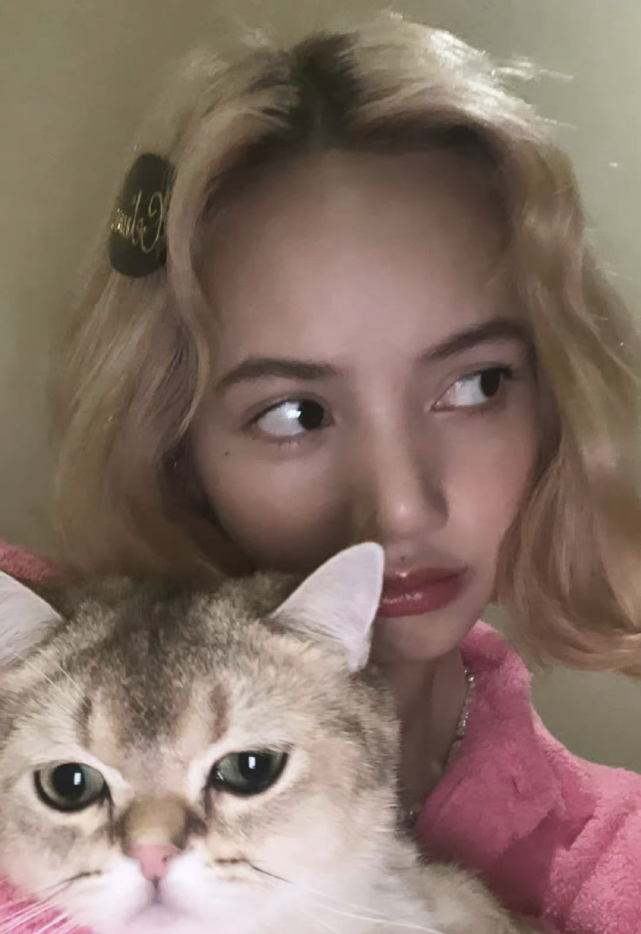 lisa晒无刘海新发型,再也不是人间芭比