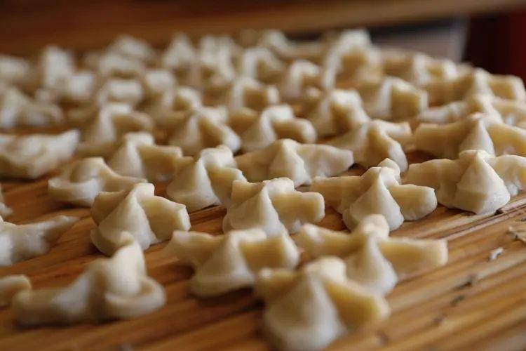 奋发新春走基层寻年味觅乡愁之油炸面果