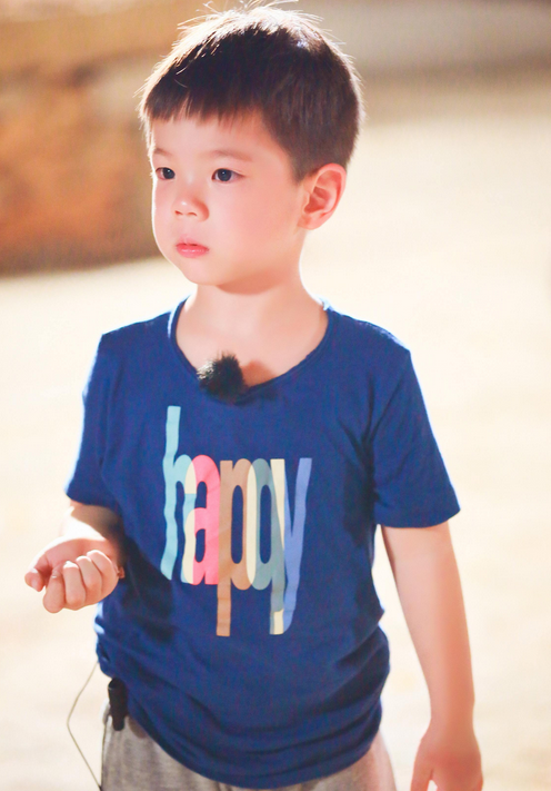 杜江带8岁儿子与友聚会嗯哼身材高挑成小帅哥父子俩被夸帅气