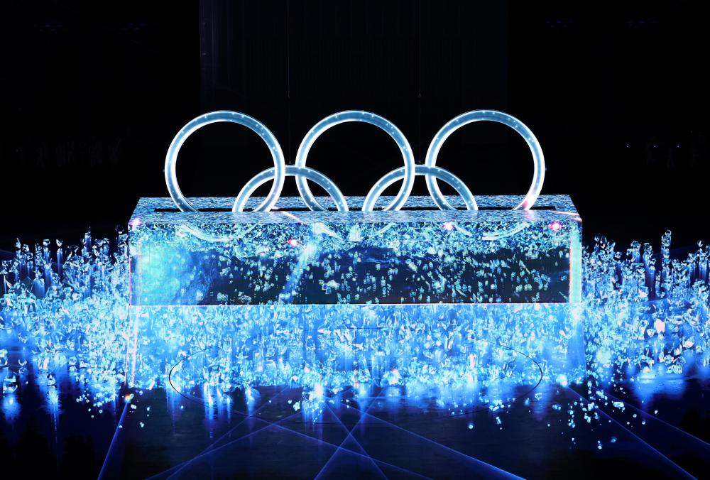 舞台中央一块总重达400吨,由led屏组成长22米,宽7米,高10米,通盈剔透