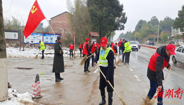 宁乡市双凫铺镇双明村:党员带头共奋战,扫雪除冰暖人心