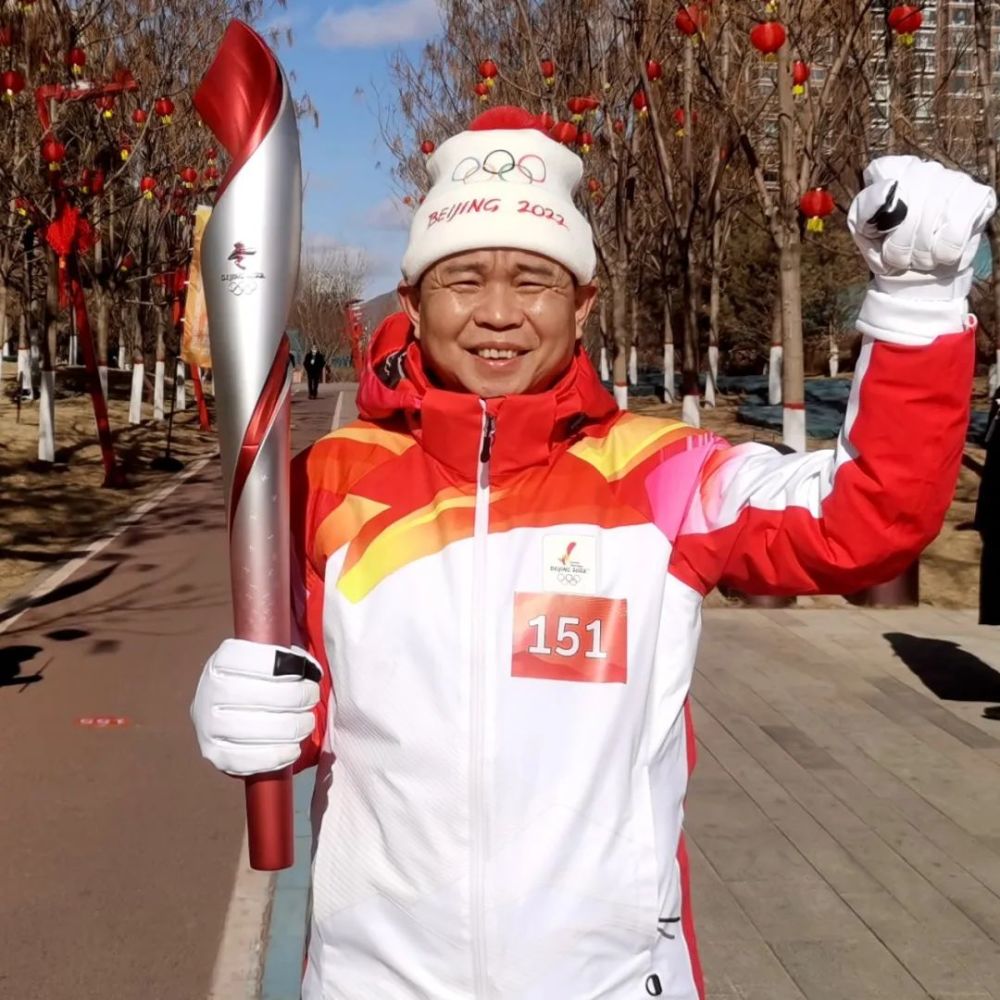 奔跑在北京冬奥会的克拉玛依火炬手