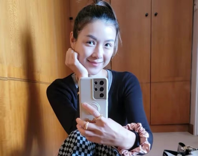 陈茵媺晒生活近照生完娃穿长袖没赘肉素颜真实2万包随便扔地上