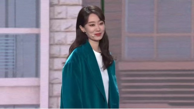 张小斐红了真不一样,穿万元以上的大衣登"春晚舞台",又飒又美