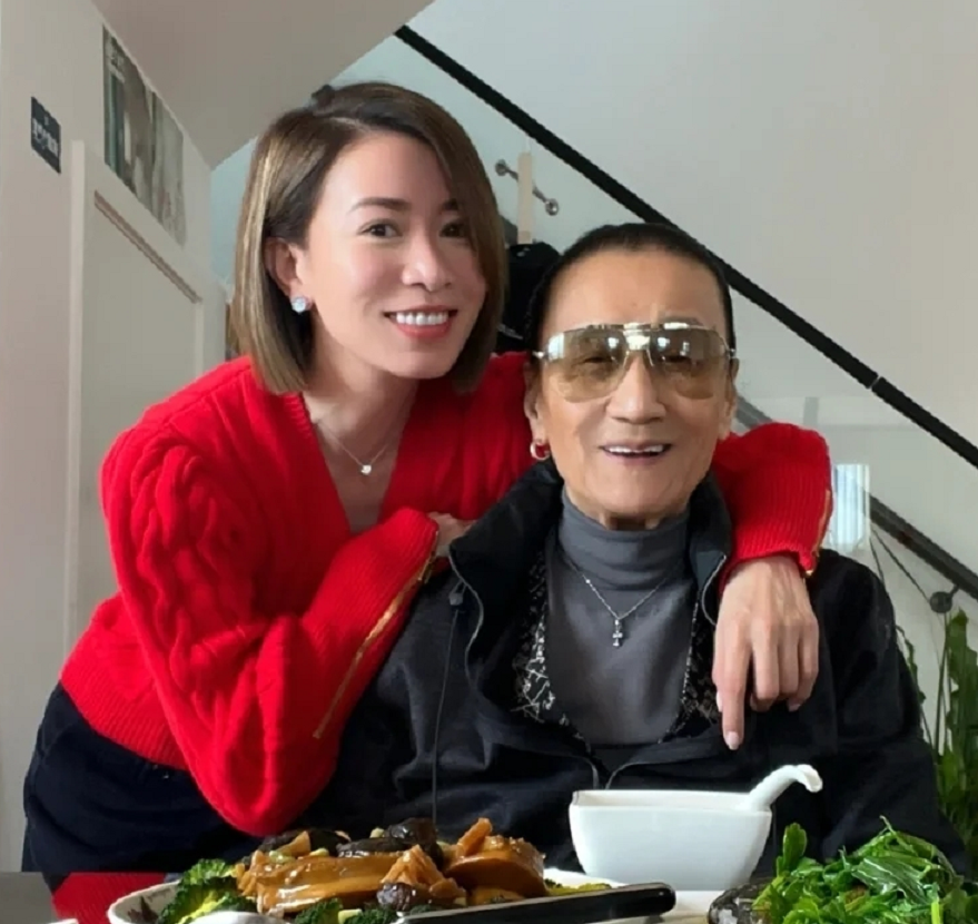 佘诗曼给谢霆锋爸爸拜年,一桌子大鱼大肉,两人搂肩拍合照显醉意_腾讯