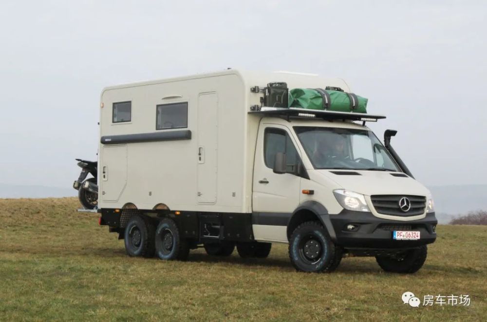 奔驰sprinter6x6越野房车30t六缸9at配有摩托车电动升降架