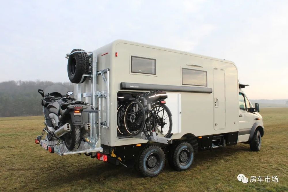 奔驰sprinter6x6越野房车30t六缸9at配有摩托车电动升降架