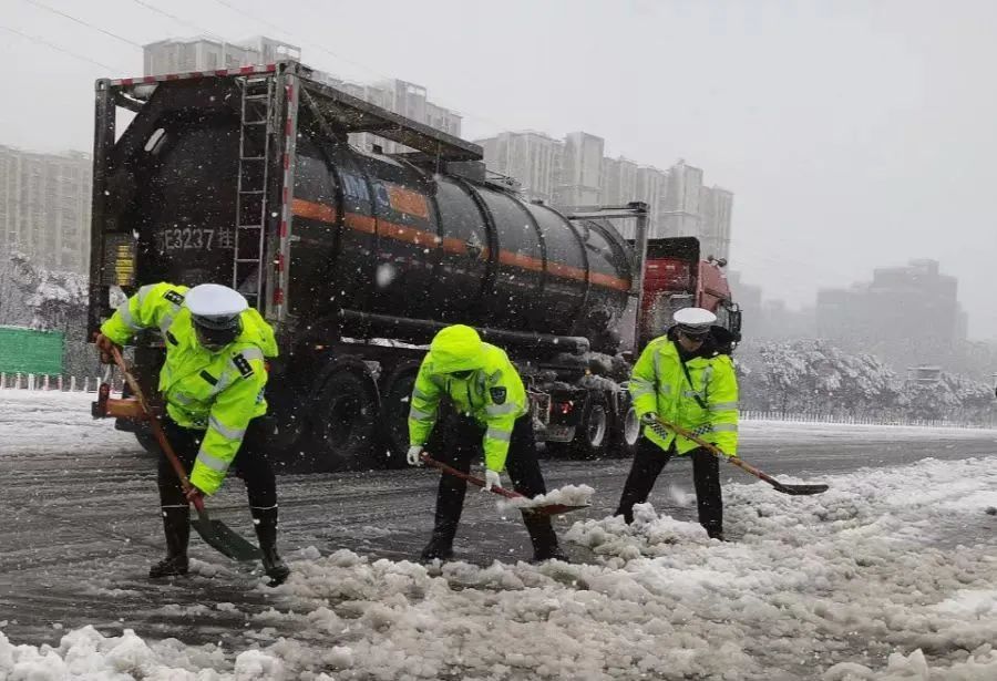 我市高速交警立即啟動應急預案,結合積雪結冰的情況,積極開展除雪鏟冰