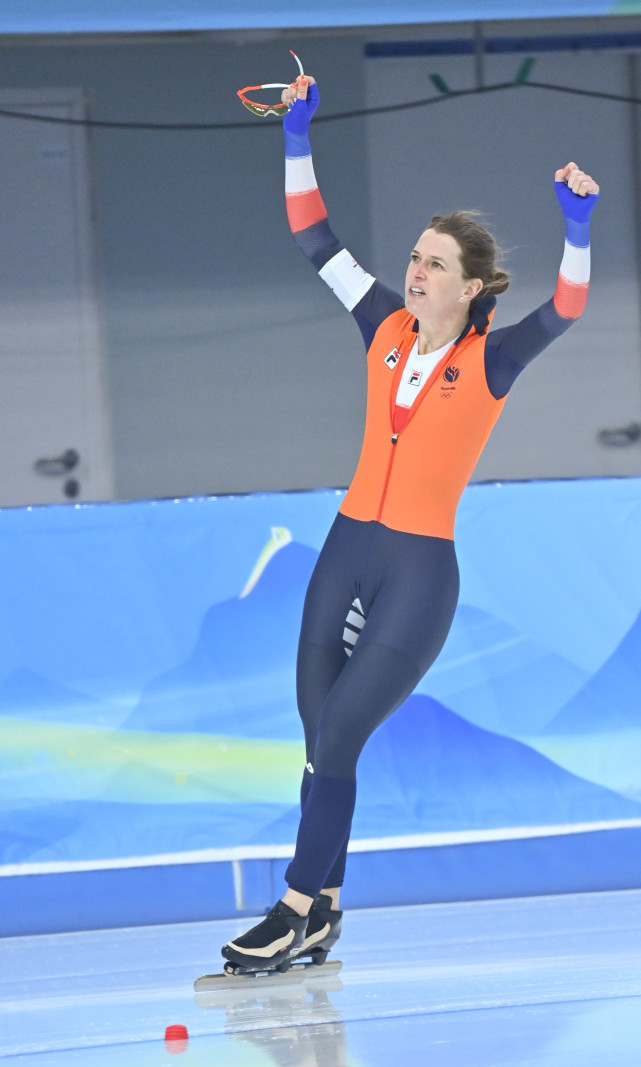 北京冬奥会速度滑冰女子1500米决赛荷兰选手伊琳维斯特夺冠
