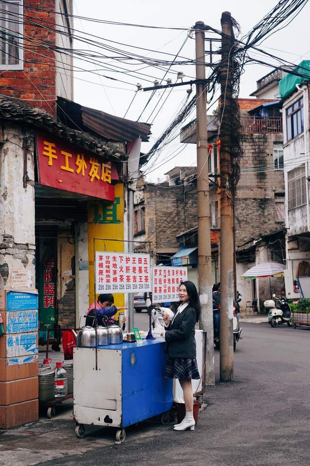 老街里的小吃很多,都是从上世纪80年代流传下来的,每次去吃都会想起小