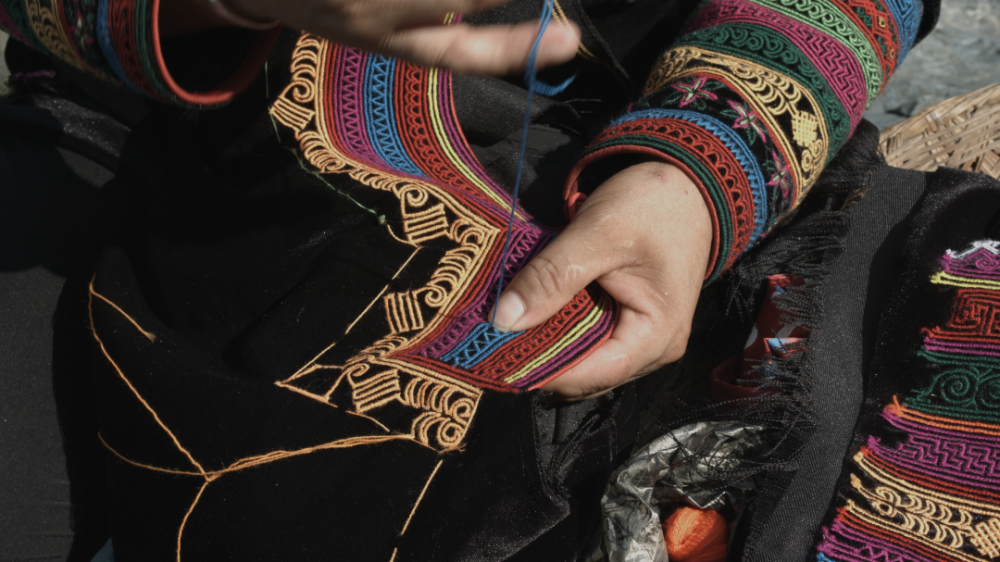 非遗迎新年——彝族刺绣,指尖上的民族文化_腾讯新闻