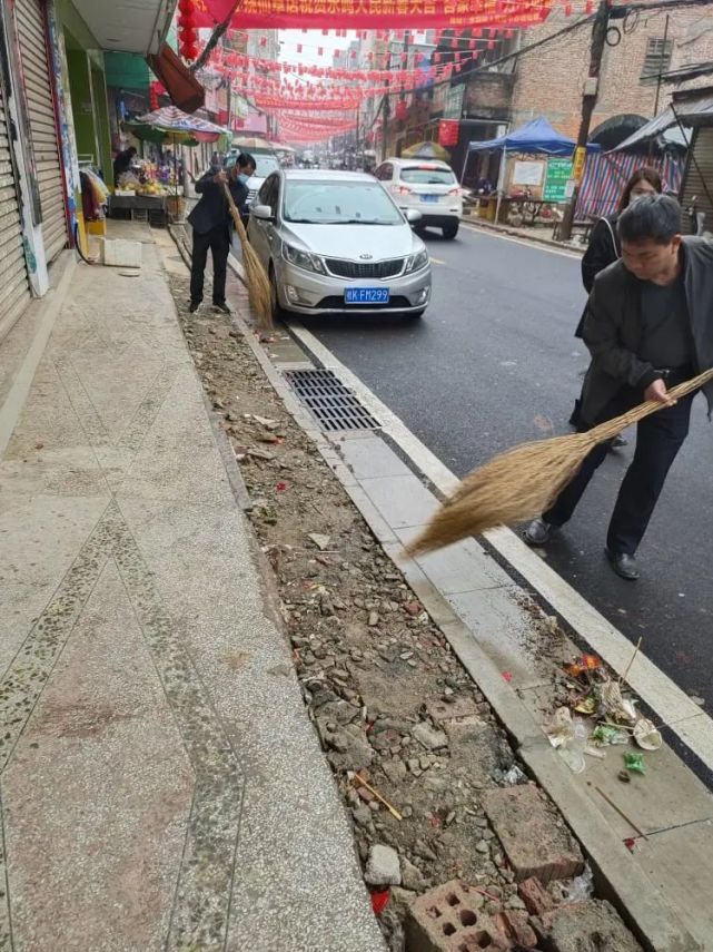 水鸣镇:节后上班第一天,清洁家园我先行