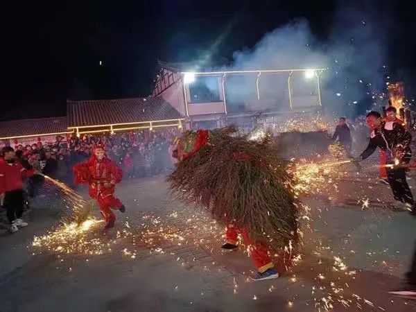 过年,一定要看看石泉的"火狮子"舞!