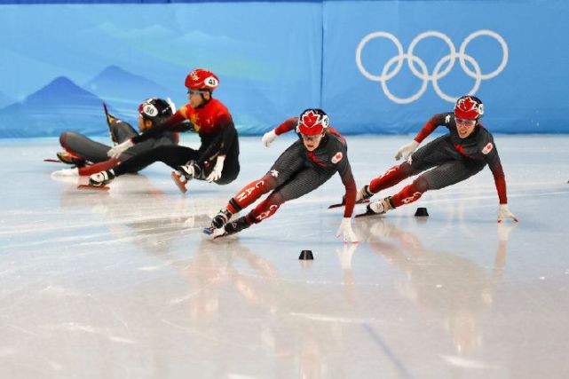 冬奧會女子短道速滑500米比賽,範可新被絆倒,無緣直接晉級