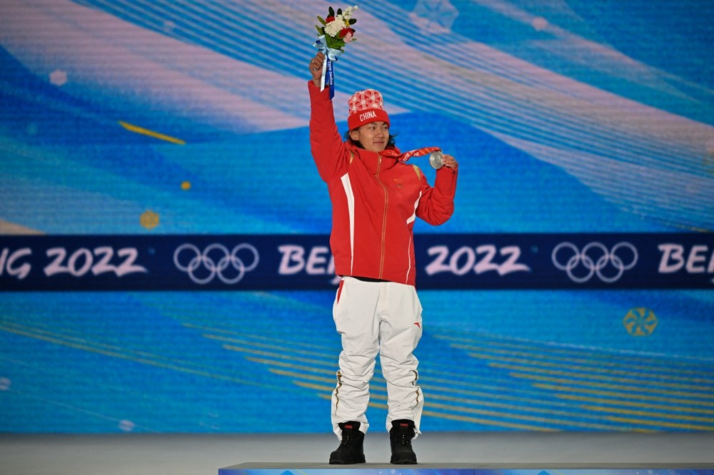 荣耀时刻苏翊鸣站上领奖台获颁银牌