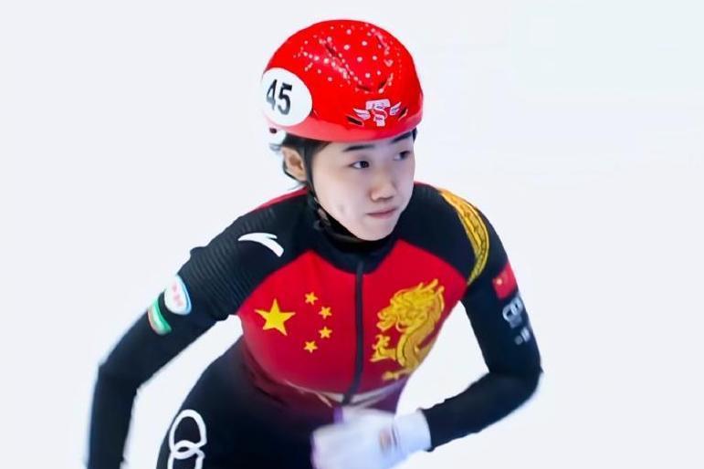 北京冬奥会短道速滑女子500米1/4决赛第三组,中国选手张雨婷被对手带