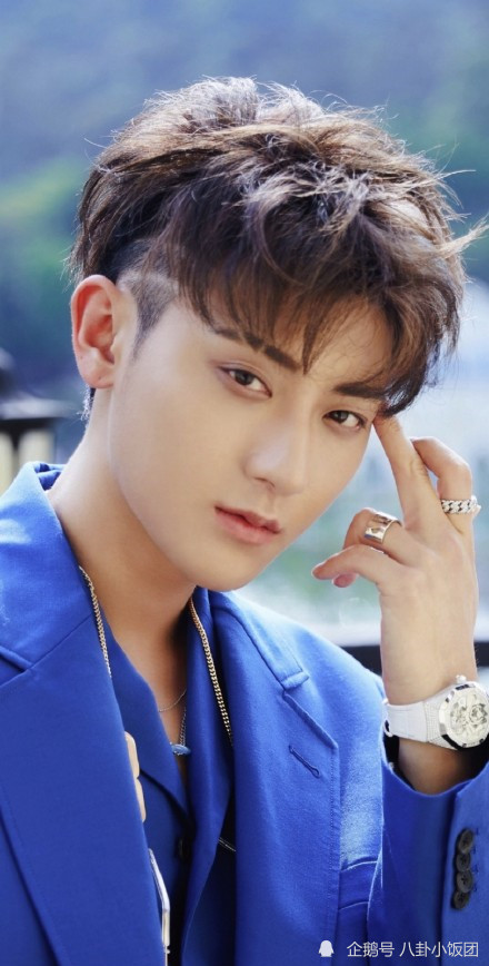 这一次,黄子韬开拍的新剧《甜蜜的你》原名《宠你》,是一部都市青春轻