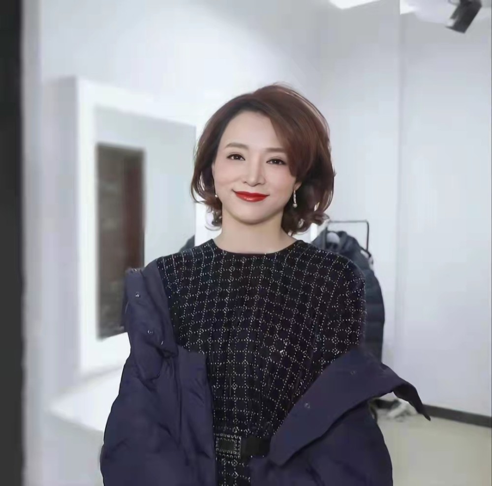 48岁央视一姐董卿罕见露面!穿大衣逛街央视范刻在骨子里,超优雅插图