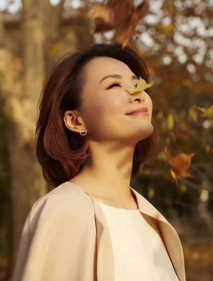 48岁央视一姐董卿罕见露面!穿大衣逛街央视范刻在骨子里,超优雅插图8