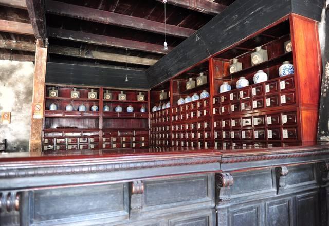 话说古代有个叫"水根"的药房伙计,在一家药铺勤勤恳恳工作了十几年,连