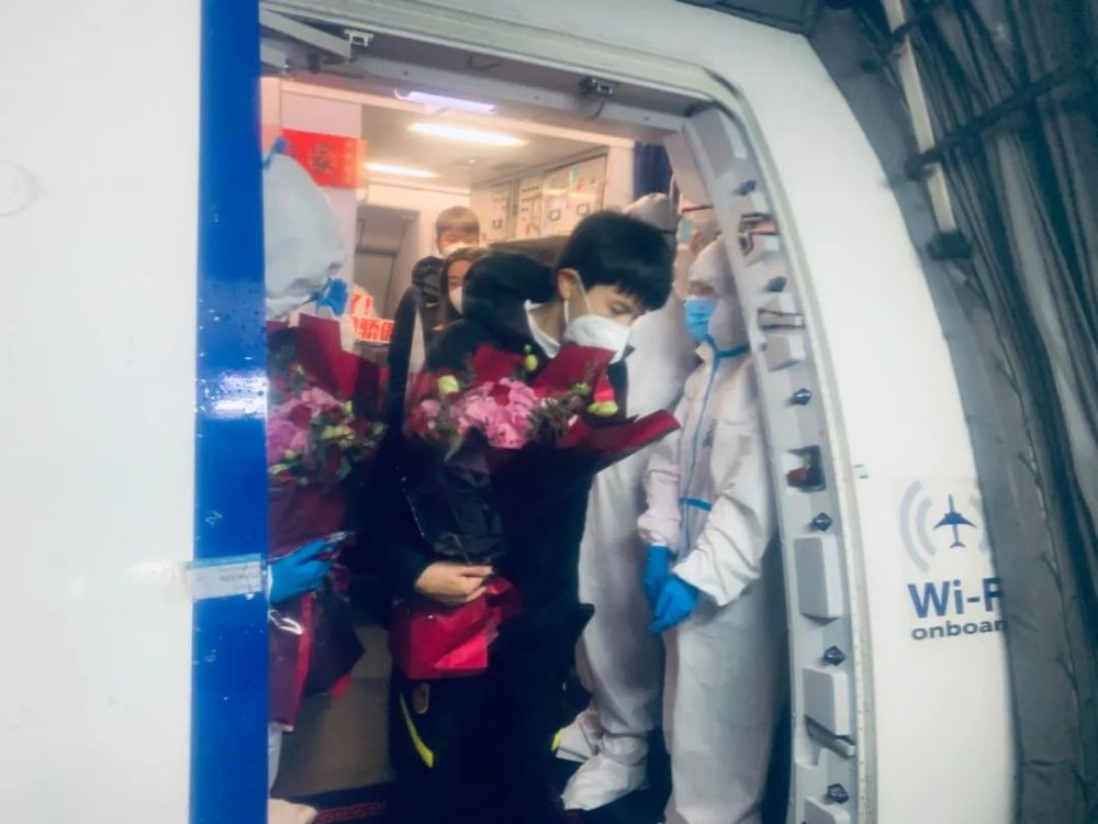 包机降落，亚洲冠军欢迎回家！中国女足平安抵达上海，姑娘们手抱鲜花出舱安徽竞怡电子商务有限公司吧
