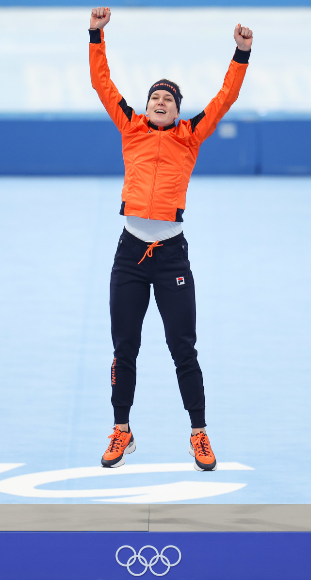 (北京冬奥会)速度滑冰——女子1500米决赛:荷兰选手伊琳·维斯特夺冠