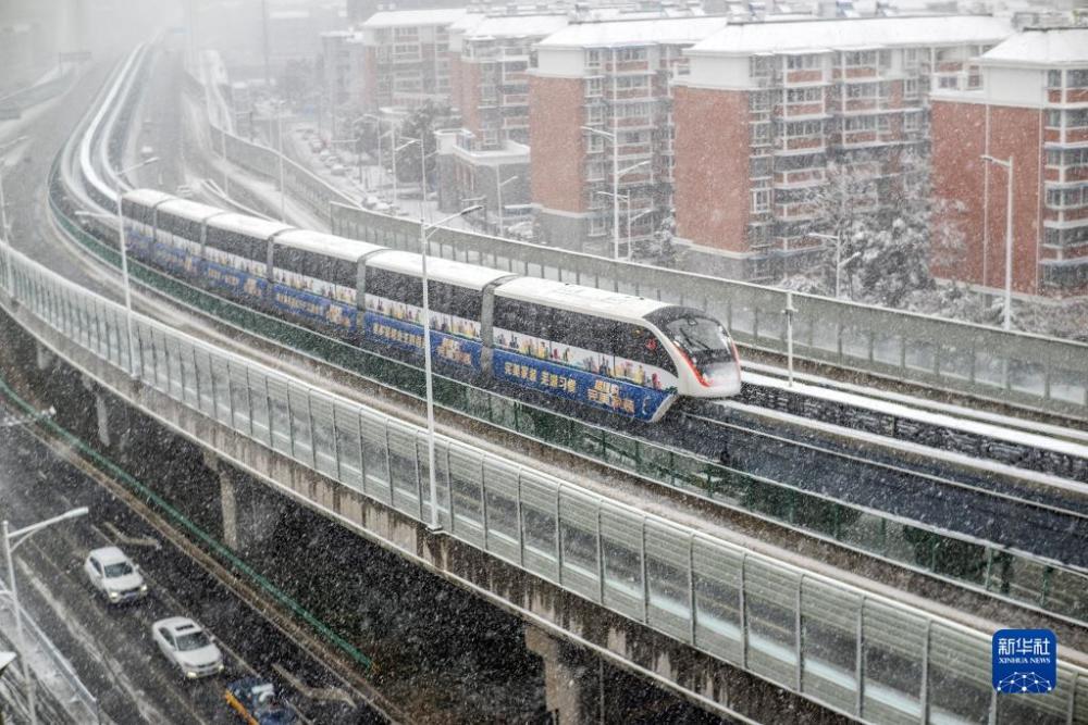 2月7日,安徽芜湖城市轻轨在风雪中驰行.近日,全国多地迎来降雪天气.