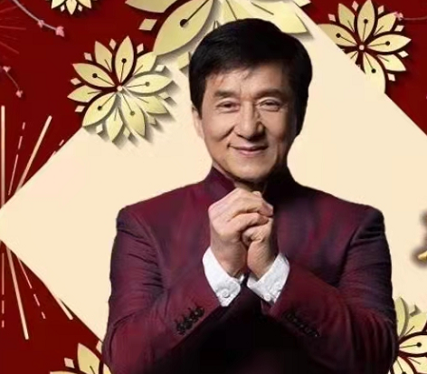 67岁成龙站在家里看女足比赛双手插兜很开心大赞女足好样的