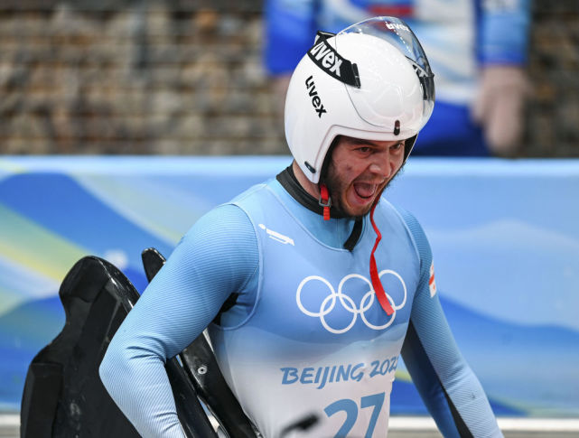 萨巴·库马里塔什威利在北京冬奥会男子单人雪橇比赛结束后(2022年2月