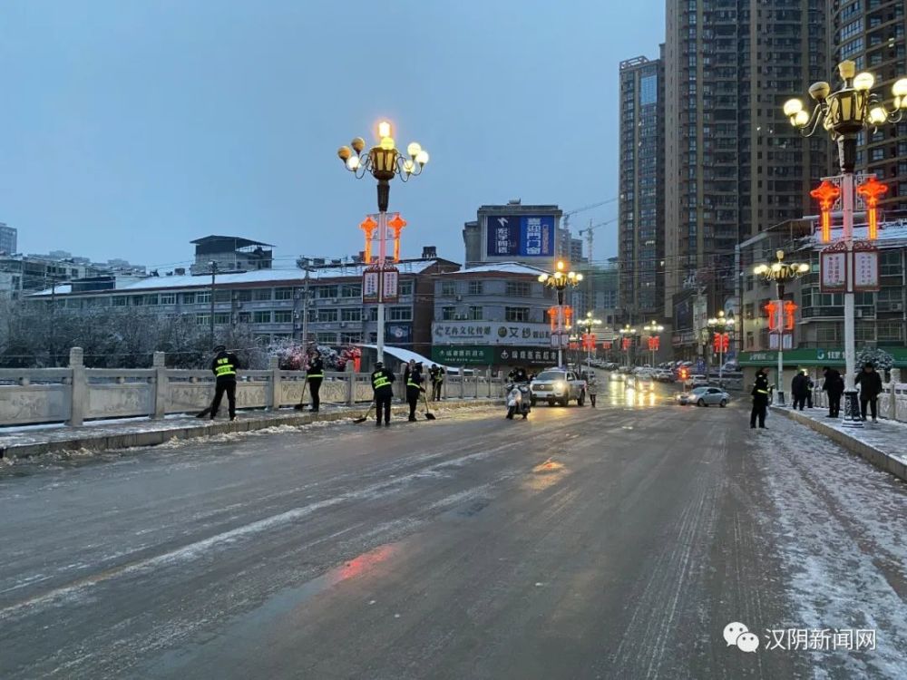 县水利局一晚大雪使北城街人行道结冰,严重影响过往行人及上班人员