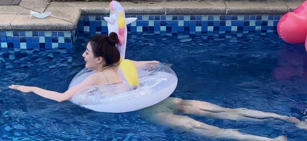 徐璐穿比基尼泳装太性感!水下皮肤白到晃眼,漂水中一双细腿超长