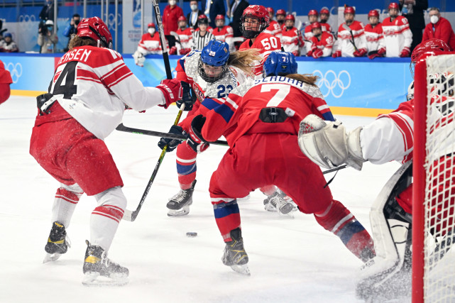 2月7日,捷克队球员雯杜拉·普日比洛娃(左)和丹麦队球员约瑟菲娜