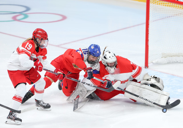 雯杜拉·普日比洛娃(左)和丹麦队球员约瑟菲娜·雅各布森在比赛中拼抢