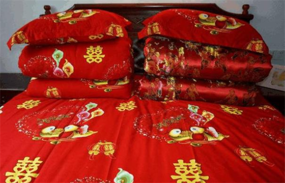 一场婚礼,新郎一家就显得有点"不太尊重人",而起因就是新娘家里的嫁妆