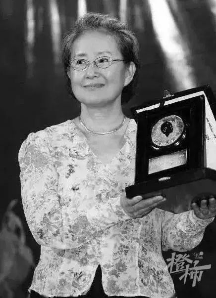 写“世界上最疼我的那个人去了”的作家张洁，在美国去世……她的文字曾感动无数人，你读过她的作品吗？_腾讯新闻
